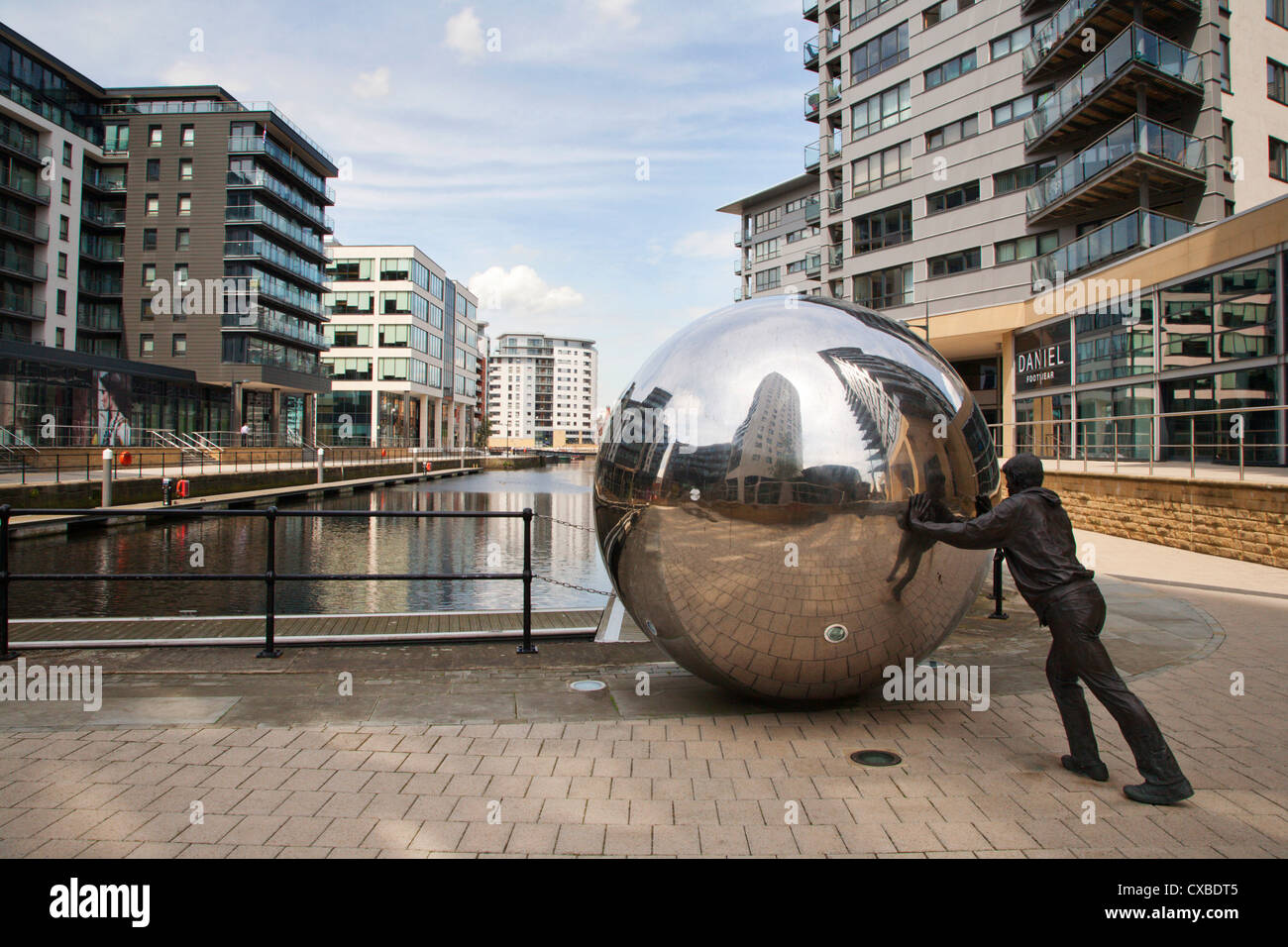 Scultura Moderna al Clarence Dock, Leeds, West Yorkshire, nello Yorkshire, Inghilterra, Regno Unito, Europa Foto Stock