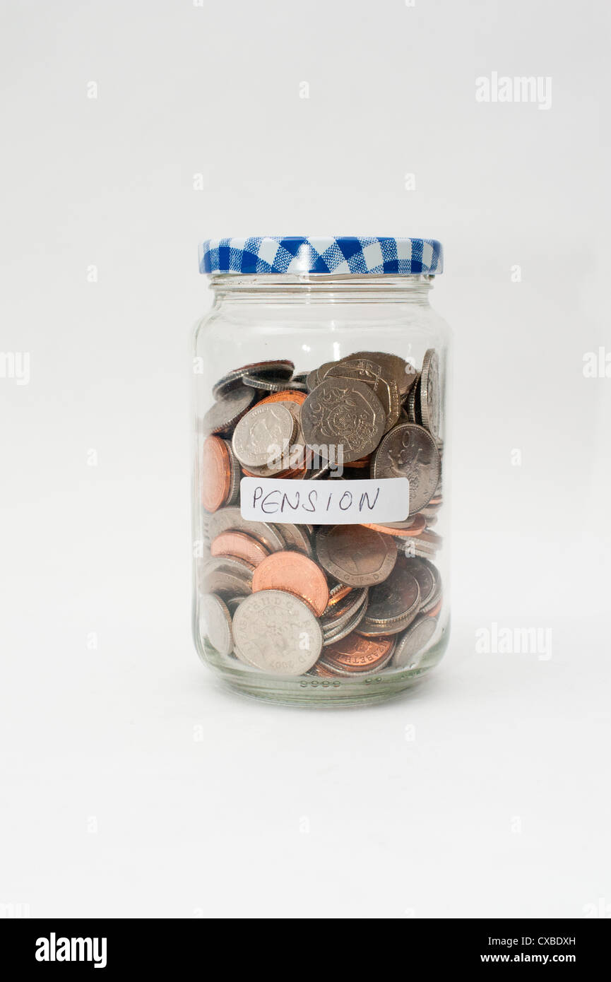Un vaso di vetro di denaro con il termine "pensione" etichetta. Foto Stock
