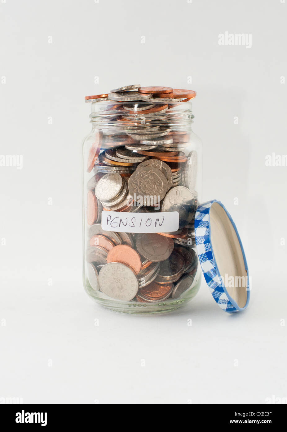 Un vaso di vetro di denaro con il termine "pensione" etichetta. Foto Stock