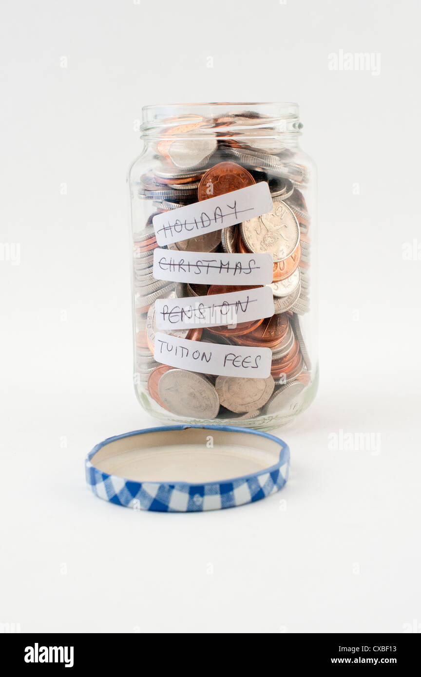Un vaso di vetro di soldi con le tasse di iscrizione etichetta. Foto Stock