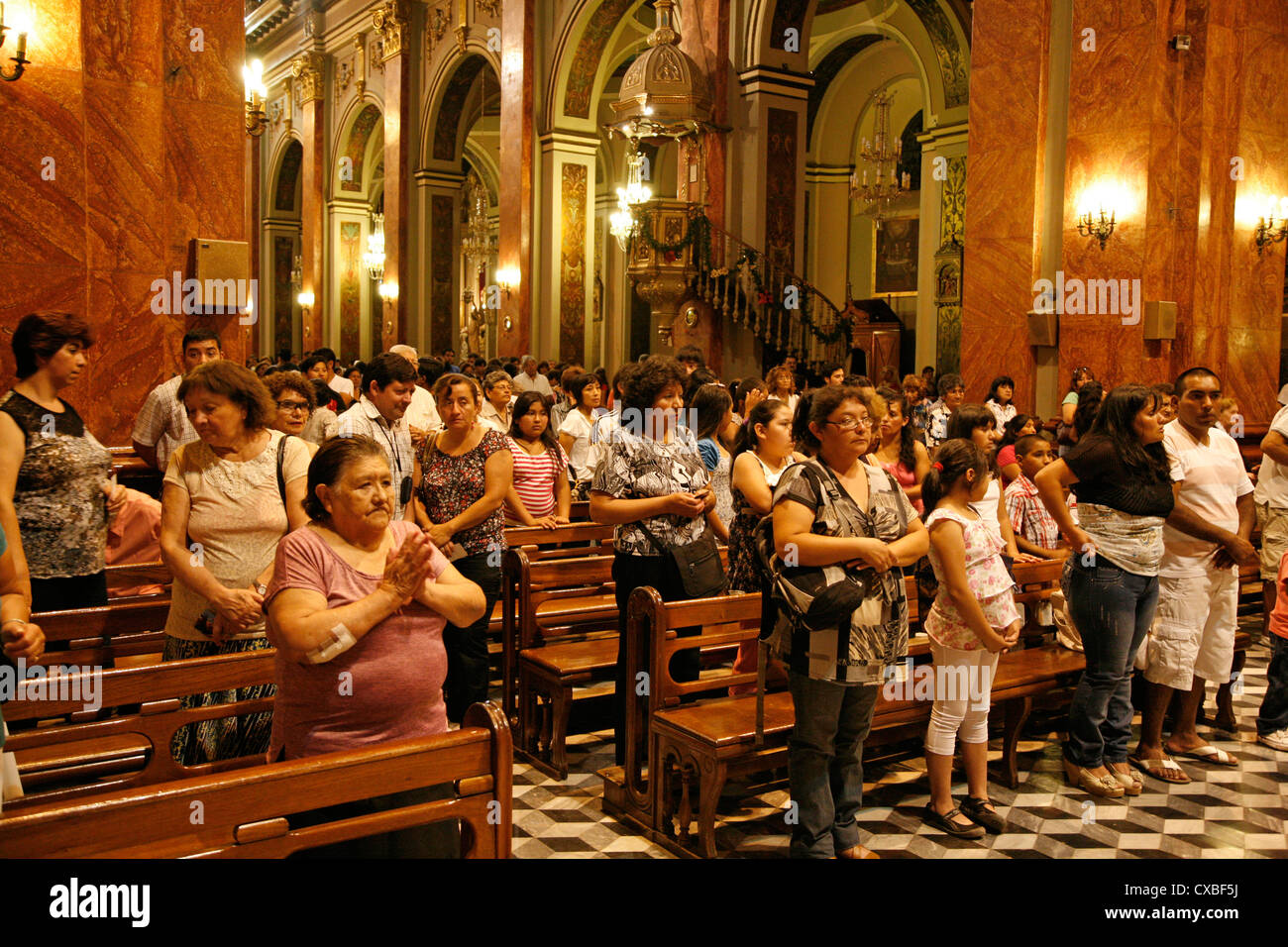Massa a Iglesia Catedral, la cattedrale principale su 9 julio square,città di Salta, Argentina. Foto Stock