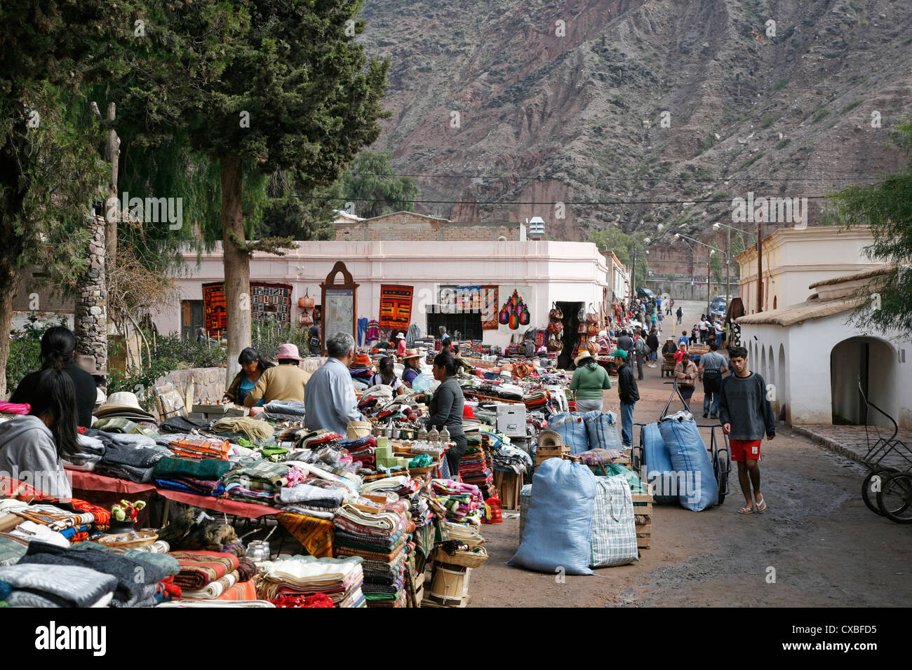 Mercato in Purmamarca, Quebrada de Humahuaca, provincia di Jujuy, Argentina. Foto Stock
