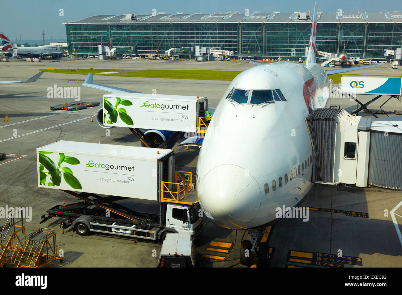 Piano in corrispondenza di un cancello, l'aeroporto di Heathrow, REGNO UNITO Foto Stock