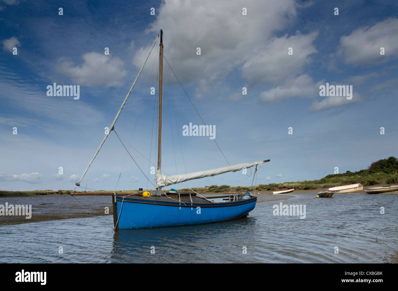 Tradizionale imbarcazione a vela in costiera di marea creek, 'Stiffkey Freshes' nord di Norfolk, Inghilterra, Settembre Foto Stock