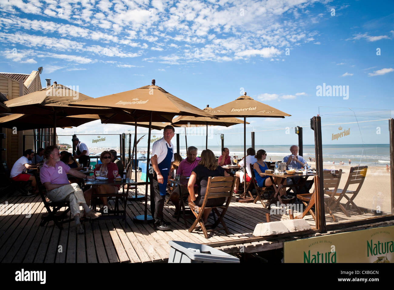 La gente seduta al Viejo Lobo Bar e ristorante, Pinamar, Argentina. Foto Stock