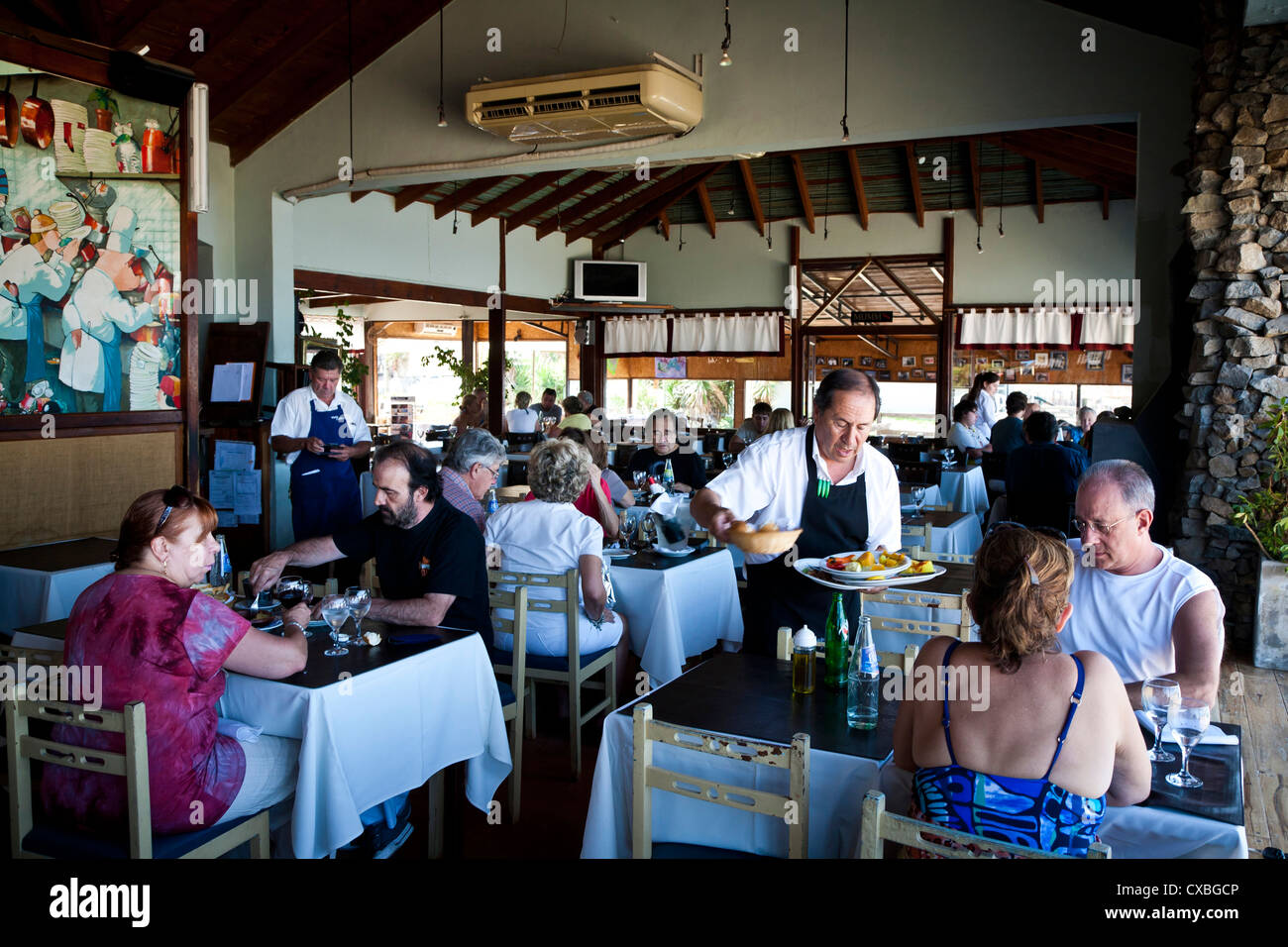 La gente seduta al Viejo Lobo Bar e ristorante, Pinamar, Argentina. Foto Stock