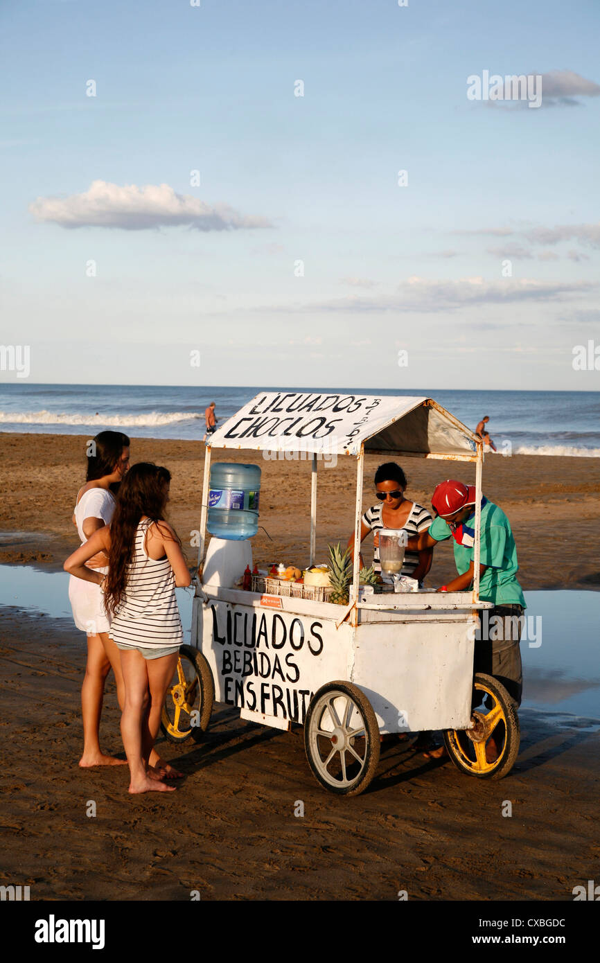 Succo di frutta in stallo sulla spiaggia, Mar de las Pampas, Argentina. Foto Stock