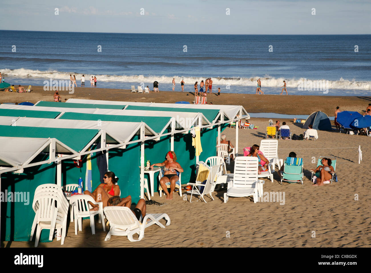 Balneario, una stazione balneare sulla spiaggia di Mar de las Pampas, Argentina. Foto Stock
