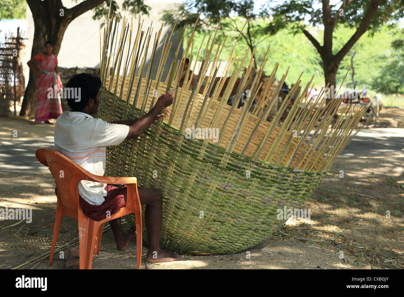 Uomo rurale la costruzione di un grande cestello per mantenere capre al di sotto di Andhra Pradesh in India del Sud Foto Stock