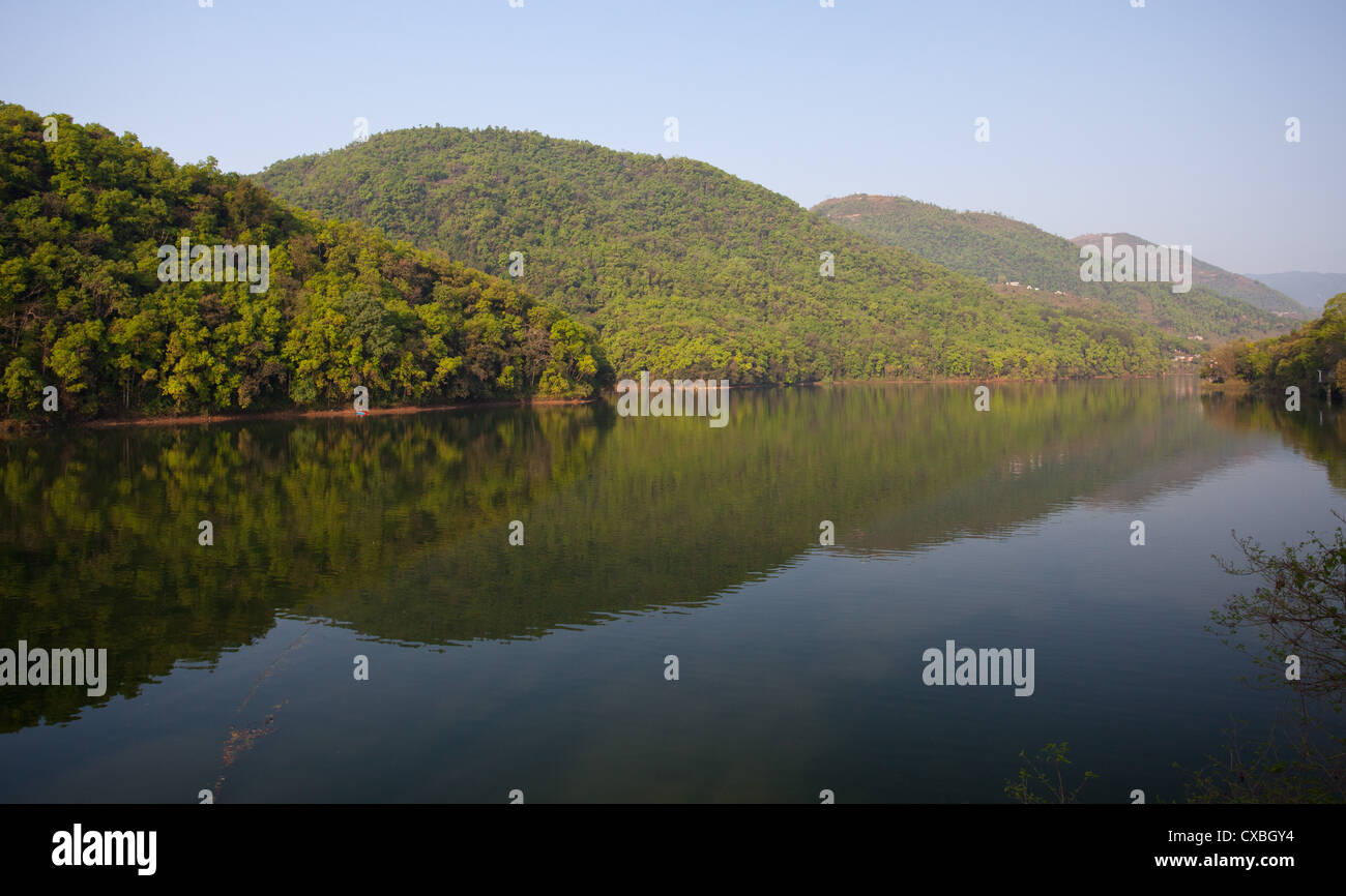 Phewa Tal, una di acqua dolce nel lago di Pokhara circondato da verdi colline, il Nepal Foto Stock