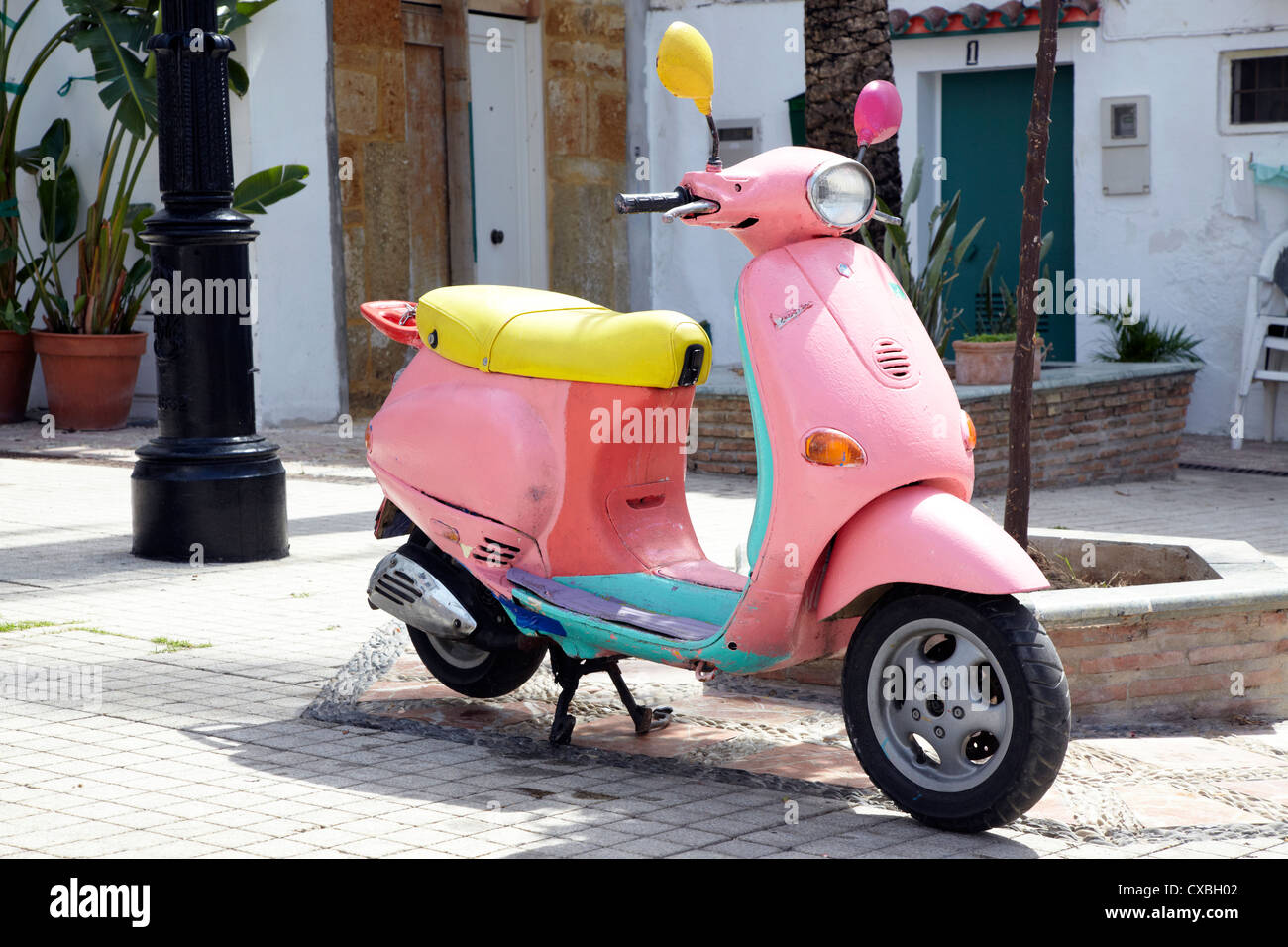 Rosa Vespa scooter in Marbella Città Vecchia Spagna Foto Stock
