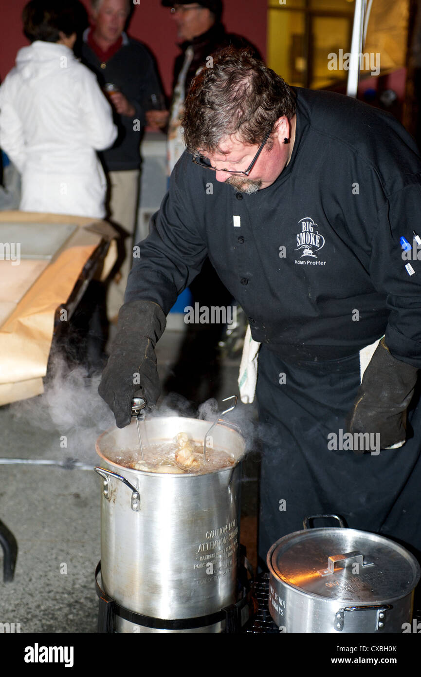 Una Turchia essendo fritte in un esterno di una friggitrice. Foto Stock