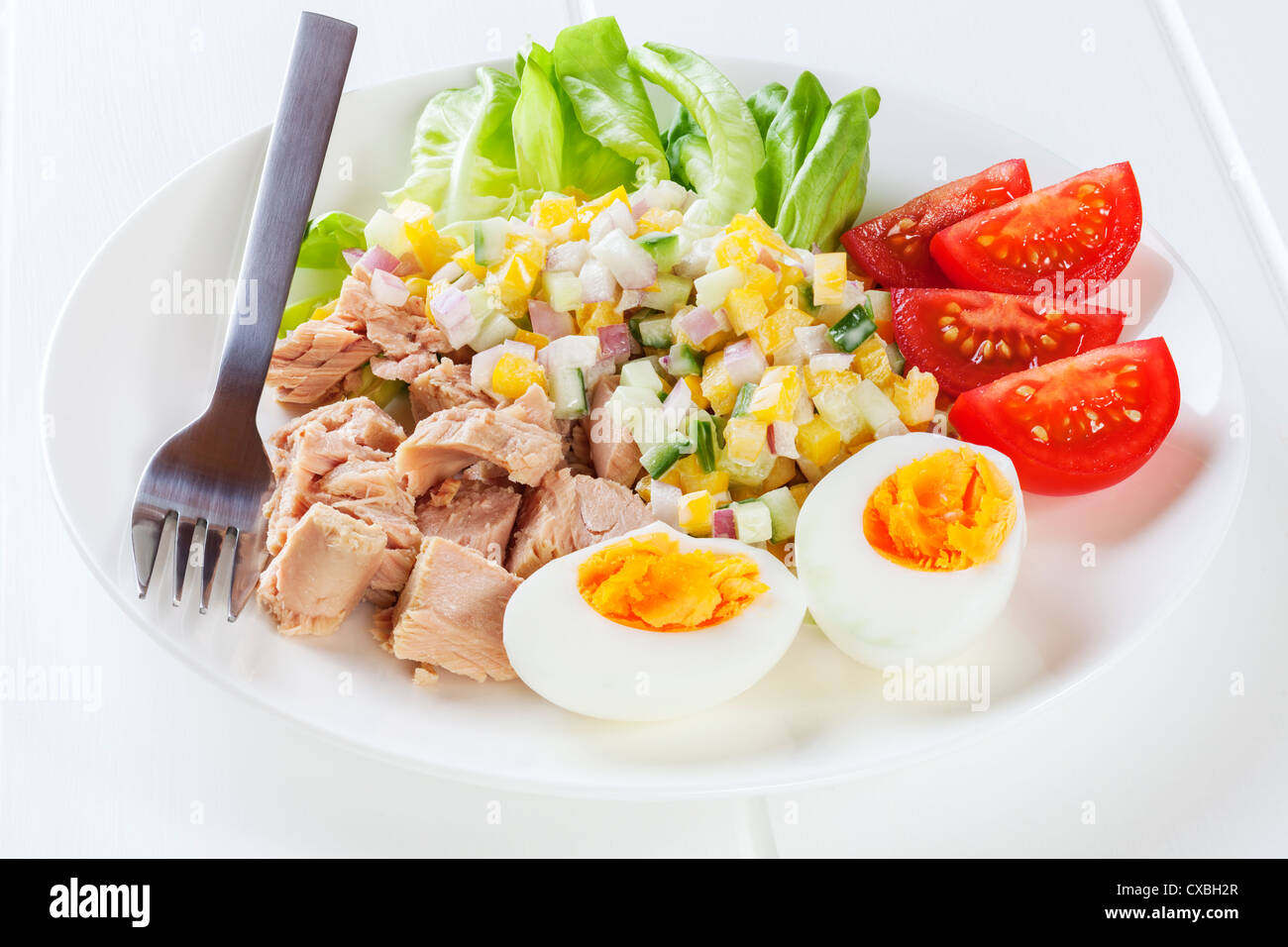 A basso contenuto calorico insalata di tonno con uova Foto Stock