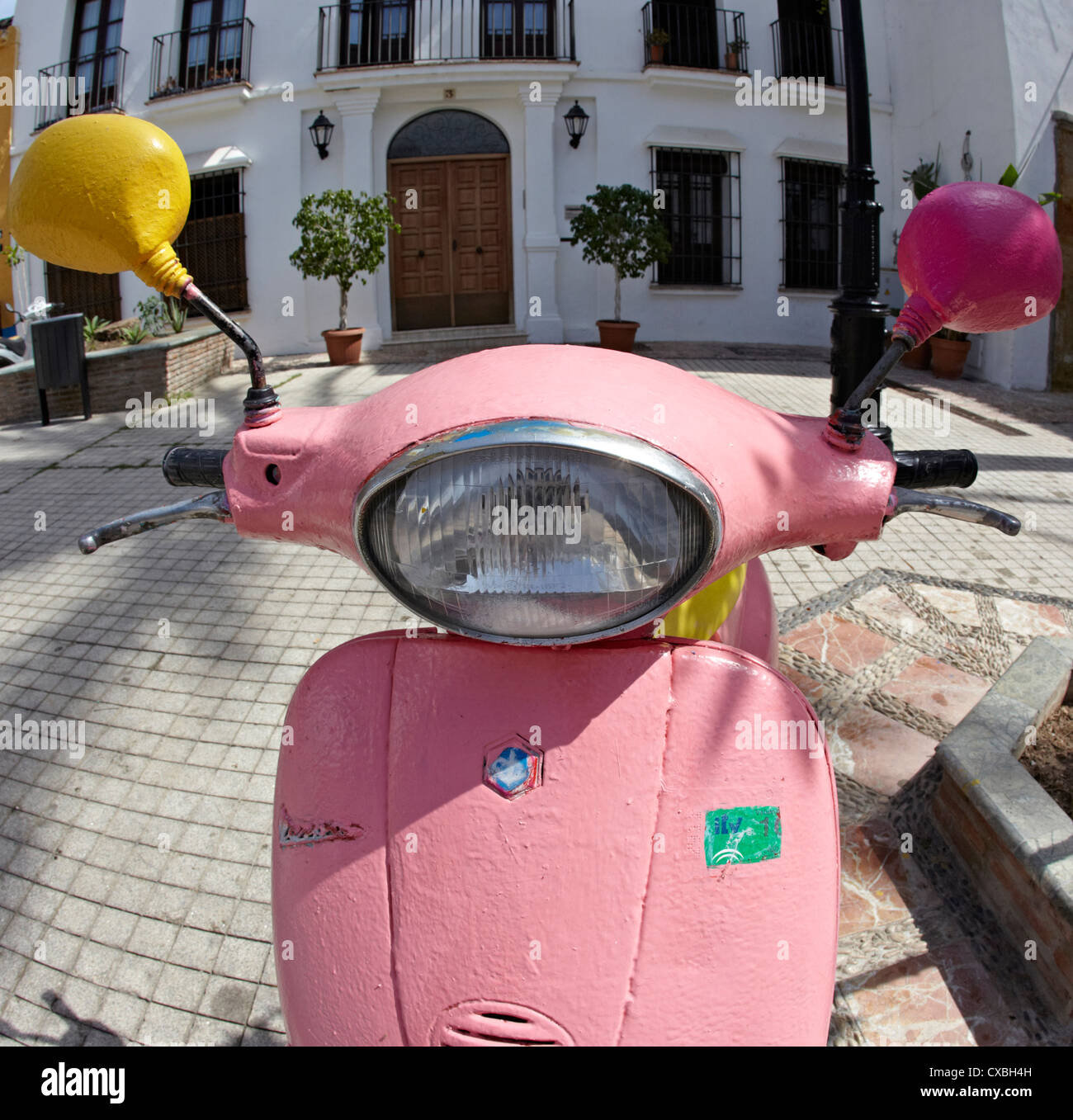 Rosa Vespa scooter in Marbella Città Vecchia Spagna Foto Stock