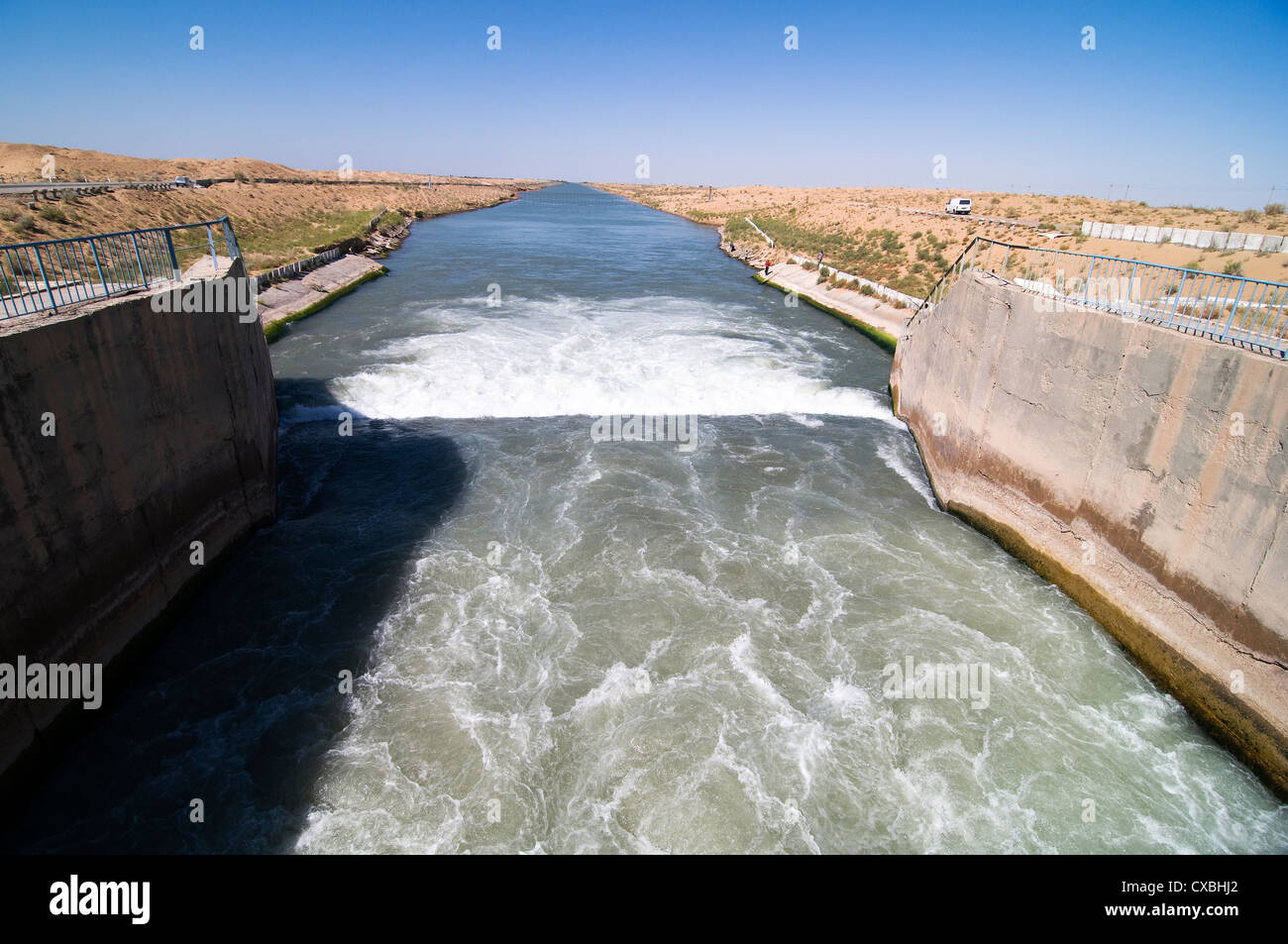 Un grande canale di irrigazione in Uzbekistan. L'acqua viene deviata dall'Amu Darya river. Foto Stock