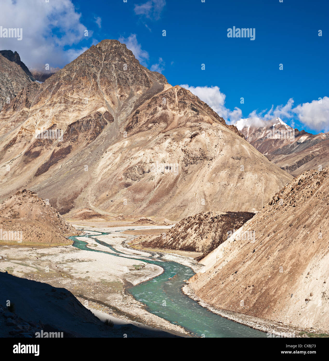 Himalaya in alta montagna panorama del paesaggio con fiume in estate. India, Ladakh. Sarchu pianure con Yunam river, altitudine 4300 m Foto Stock