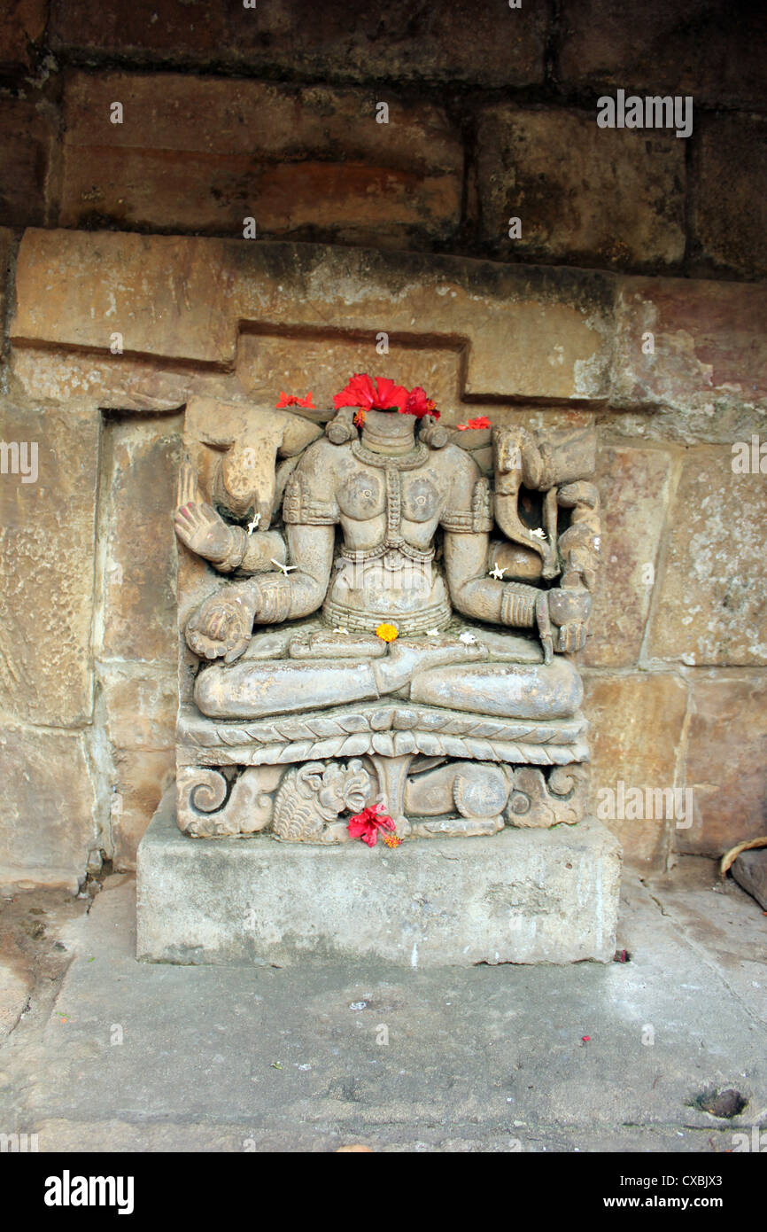 Un distrutto la statua di un dio indù al tempio di konark, Orissa, India Foto Stock