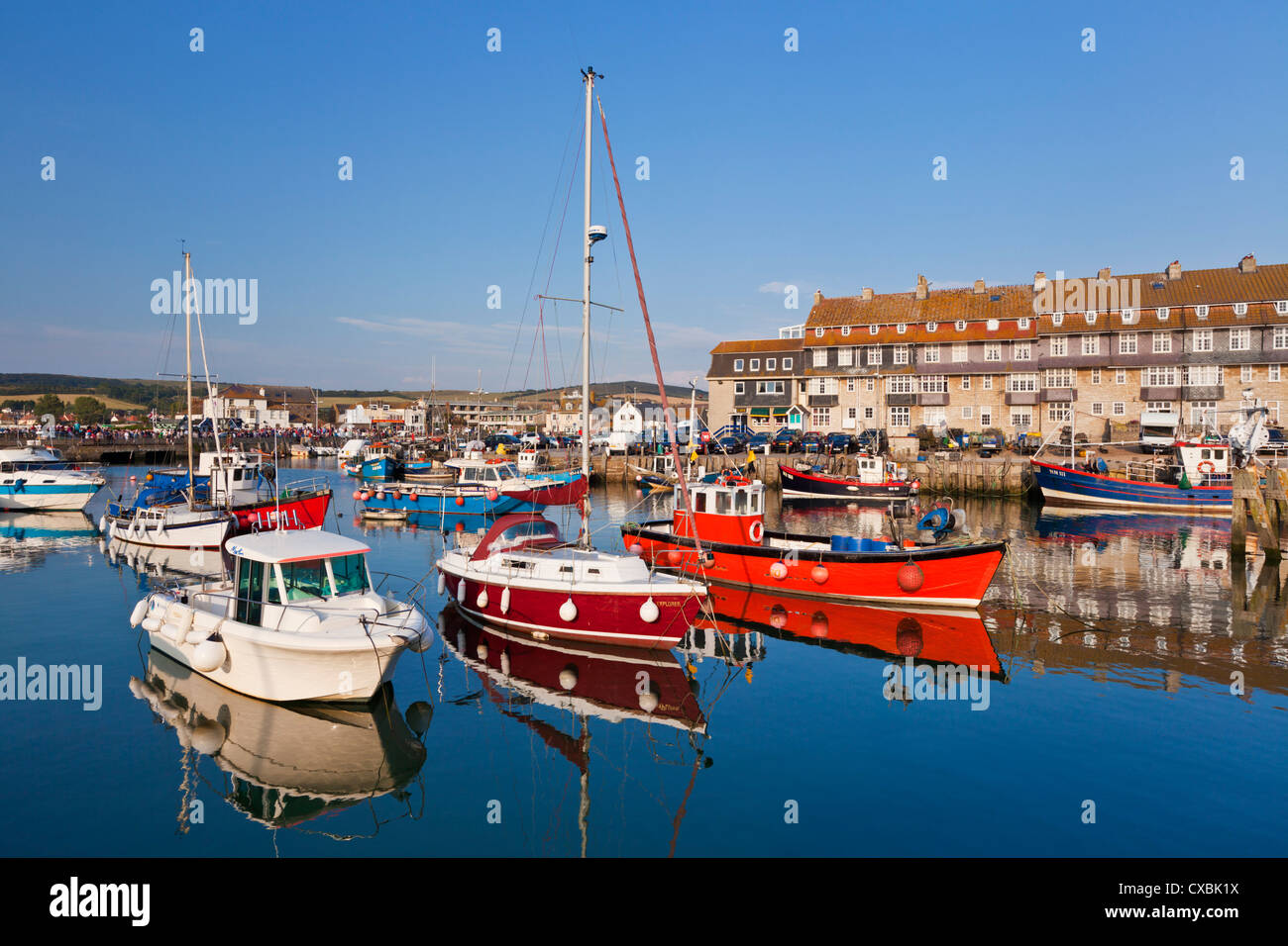 West Bay Harbor con yacht e barche da pesca, Bridport, gateway per la città per la Jurassic Coast, Dorset Foto Stock