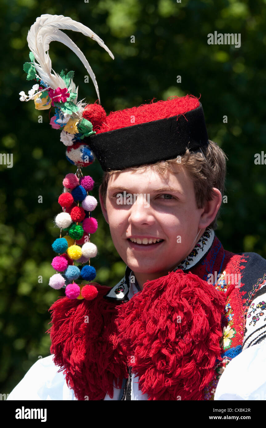 Giovane uomo che indossa abiti folk festival durante la Cavalcata dei Re, Vlcnov, Zlinsko, Repubblica Ceca, Europa Foto Stock
