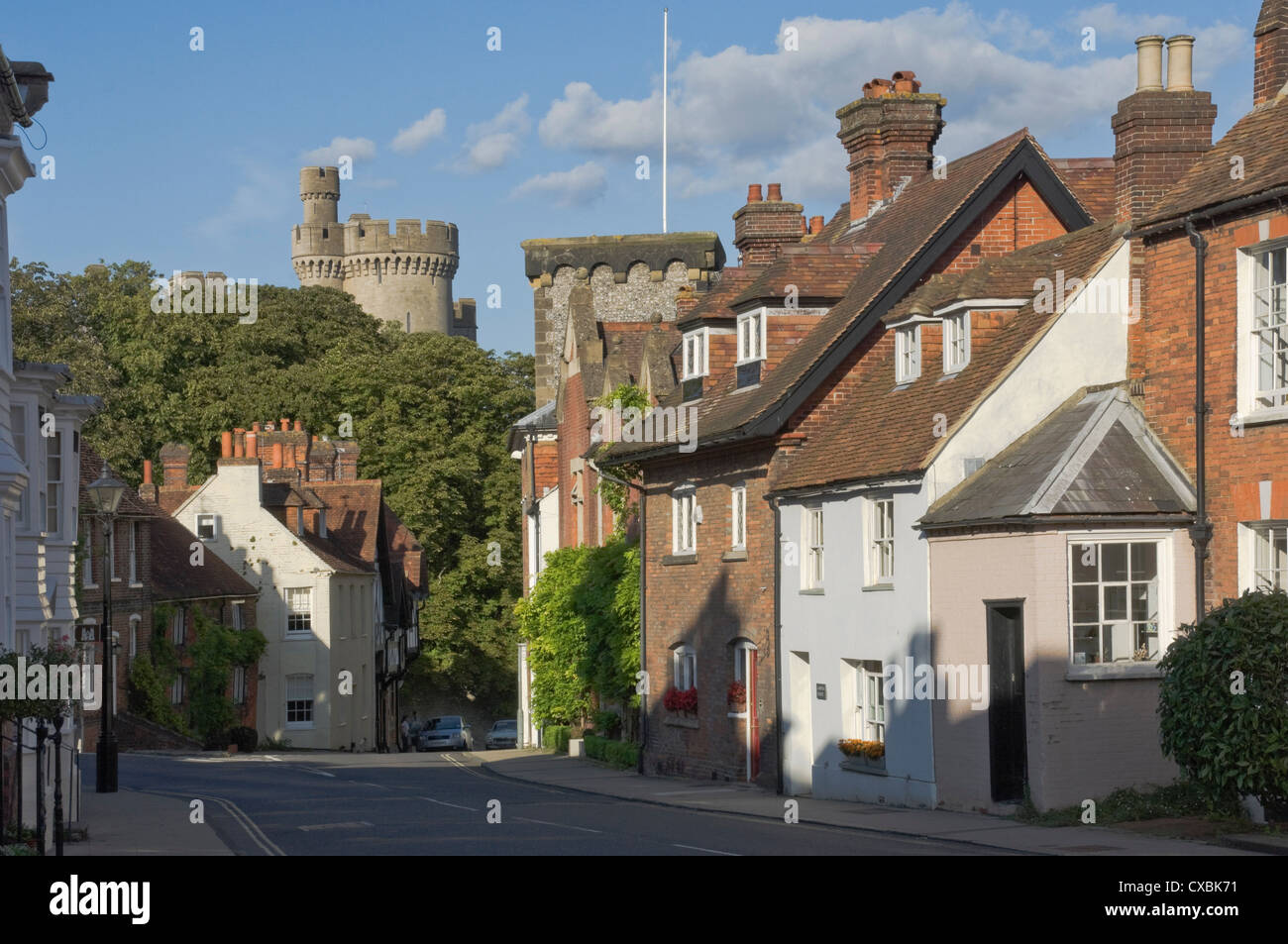 Rossa mista abitazioni in mattoni si avvicina il Castello di Arundel e Arundel, West Sussex, in Inghilterra, Regno Unito, Europa Foto Stock
