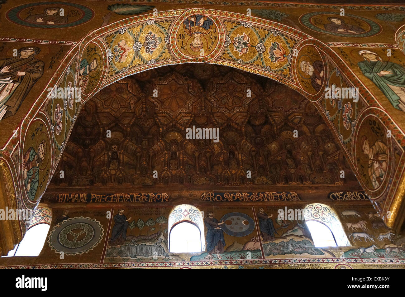 Vista interna di decorate arco nella Cappella Palatina di Palermo in Sicilia Foto Stock