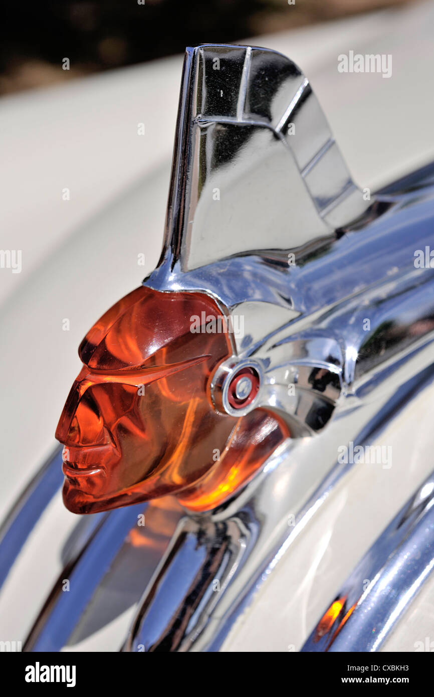 Badge Pontiac, 1950 Lucite rosso capo indiano su chrome che è montato sulla vettura americana il cofano o il cofano. Foto Stock