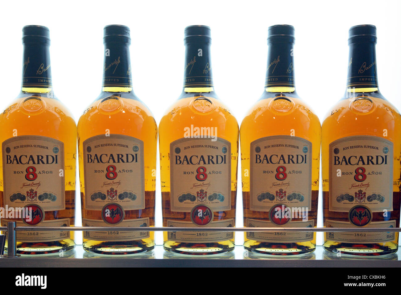 Foto di simbolo, bottiglie di Rum Bacardi Foto Stock