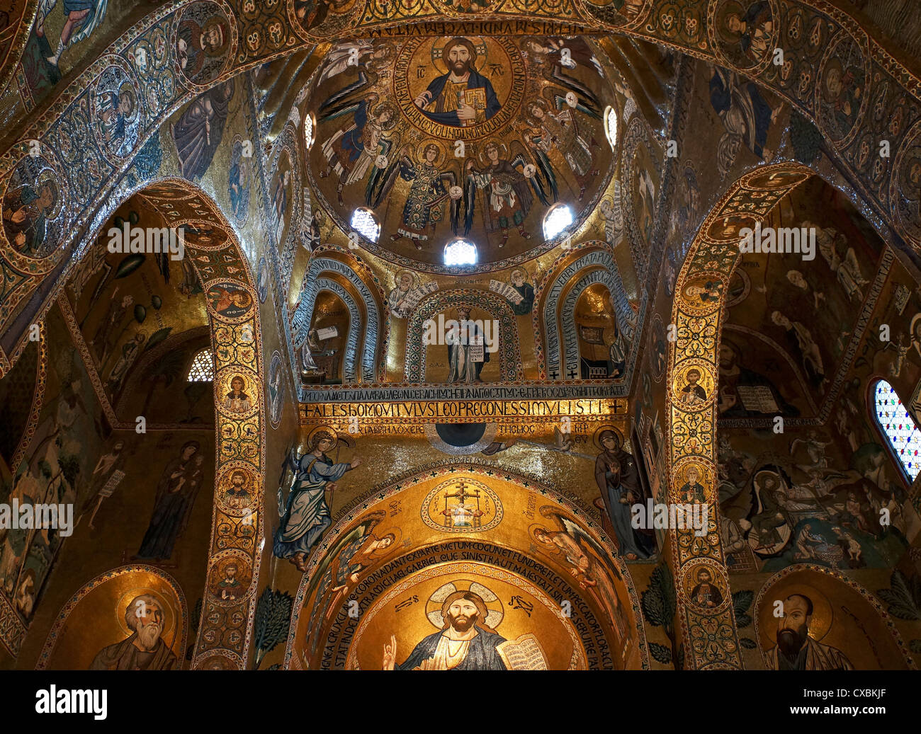 Vista interna di absidi e la cupola della Cappella Palatina di Palermo in Sicilia Foto Stock