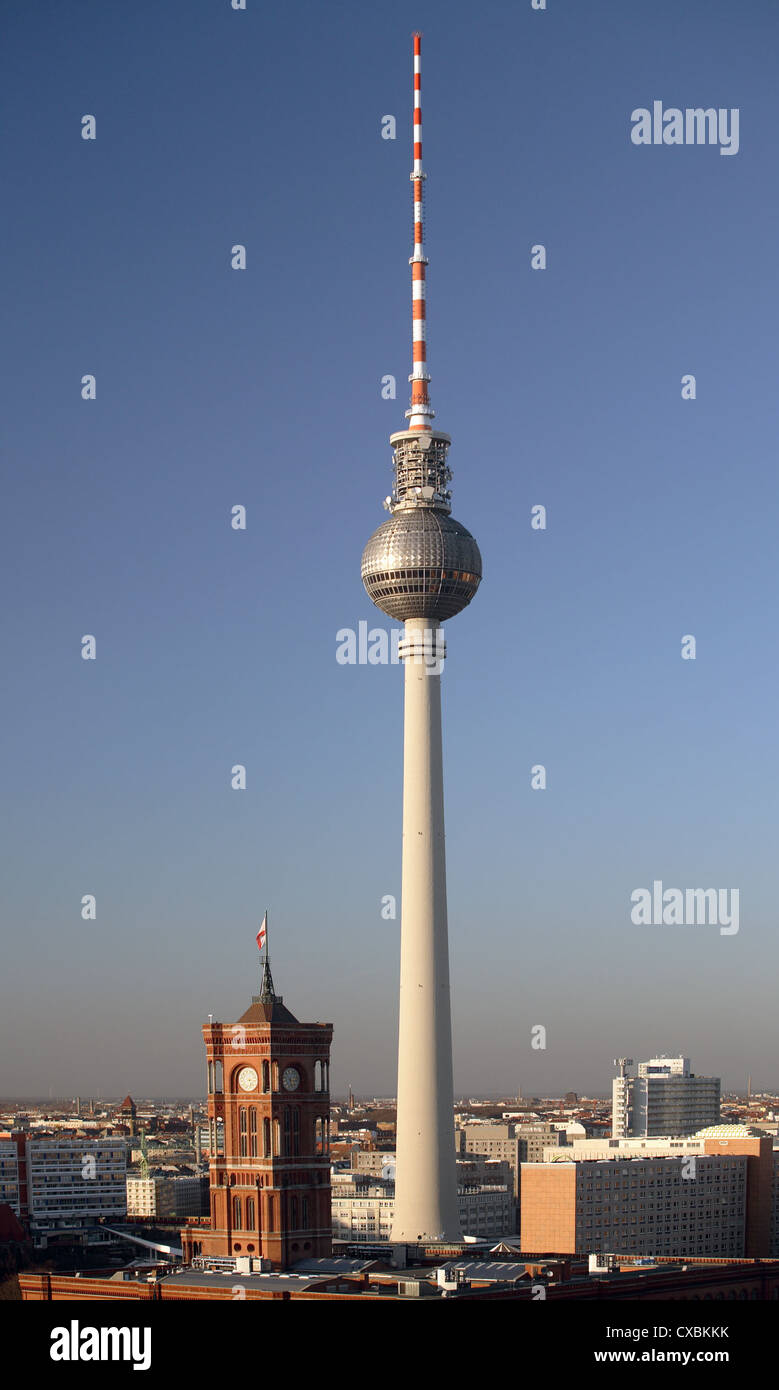 Berlino, Red City Hall e la torre della televisione in Berlin-Mitte Foto Stock