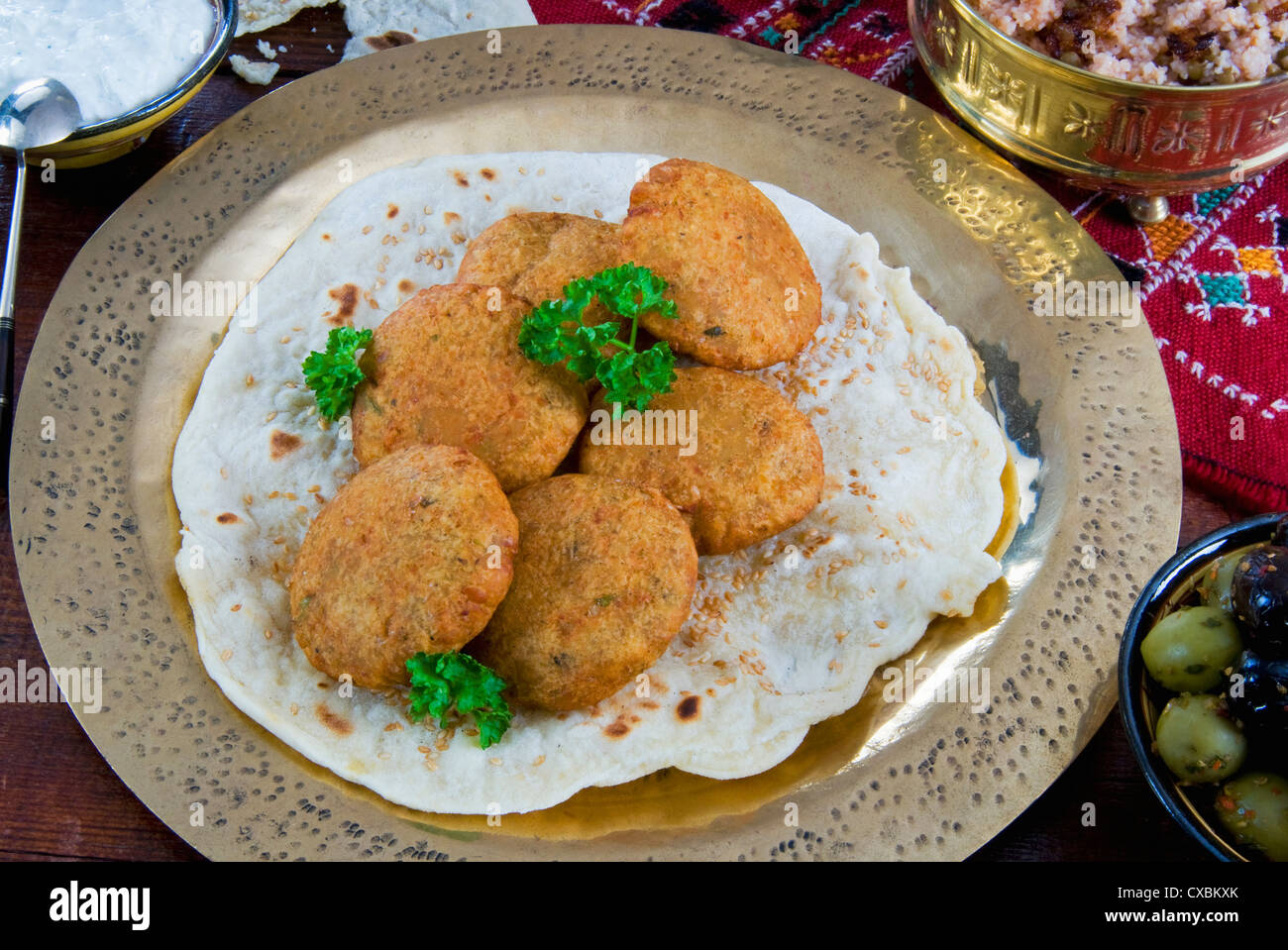 Falafel, un fritte palline o le polpette fatte da terra e ceci o fave, Paesi Arabi Foto Stock