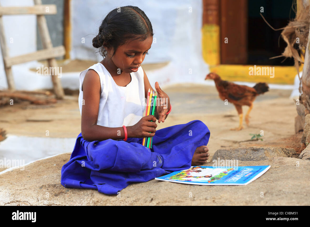 Indian School girl con multi disegno colorato matite Andhra Pradesh in India del Sud Foto Stock