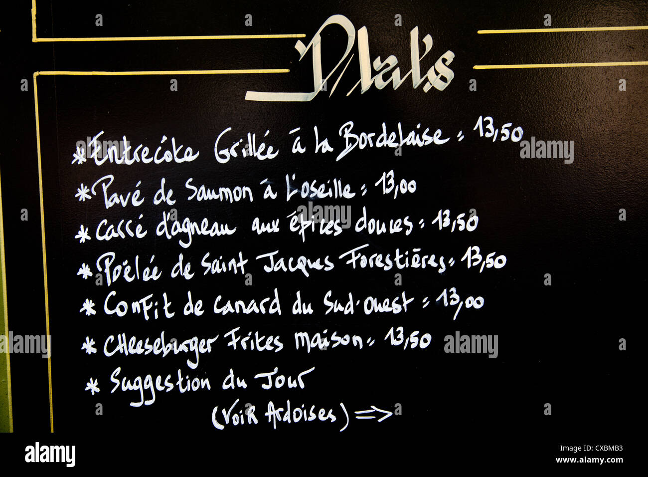 Menu Blackboard al di fuori di un caffè di Parigi Francia Foto Stock