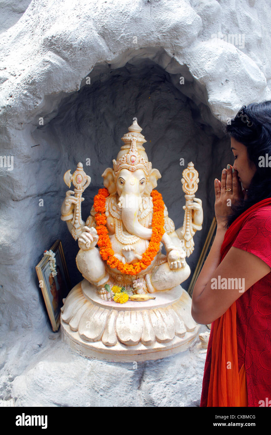 Donna indiana la preghiera al Signore Ganesha Foto Stock