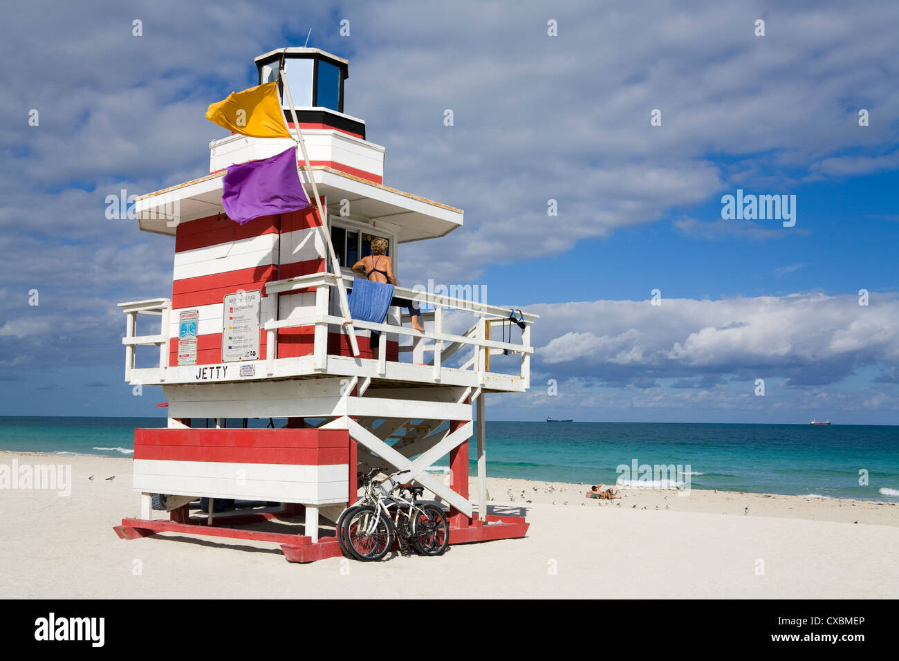Torre bagnino sulla spiaggia di South Beach, Città di Miami Beach, Florida, Stati Uniti d'America, America del Nord Foto Stock