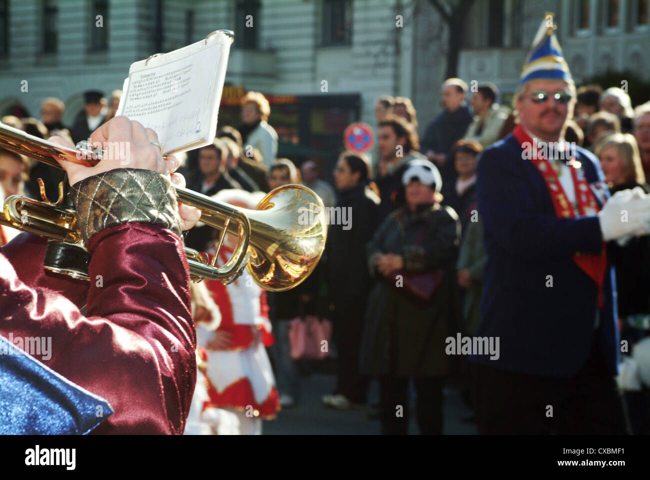 Berlino, carnevale con trumpeter uno Spielmannszug Foto Stock