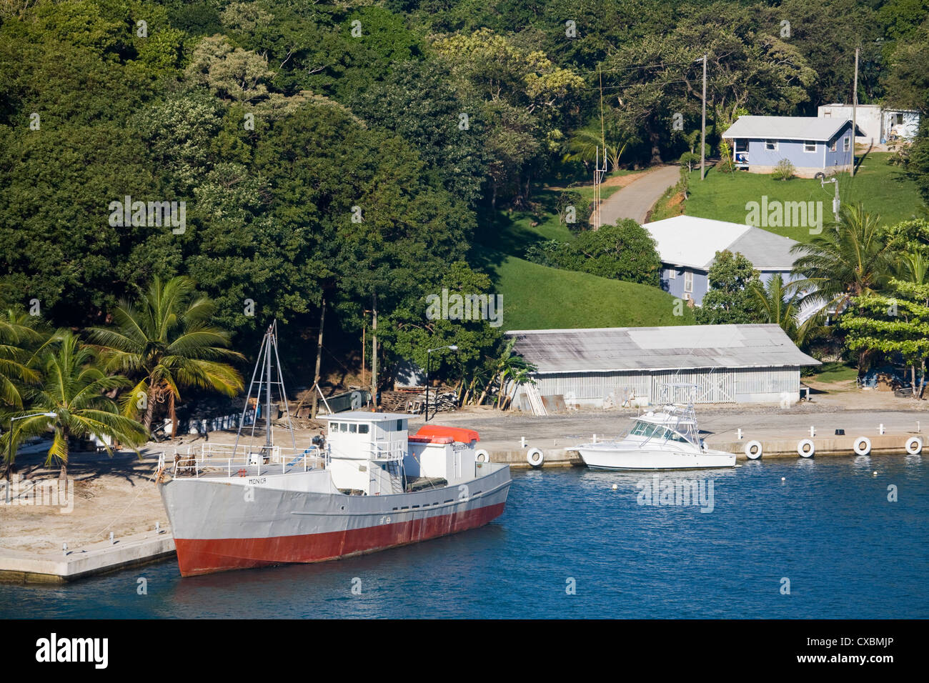 Barche in legno di mogano Bay, Roatan Island, Honduras, America Centrale Foto Stock