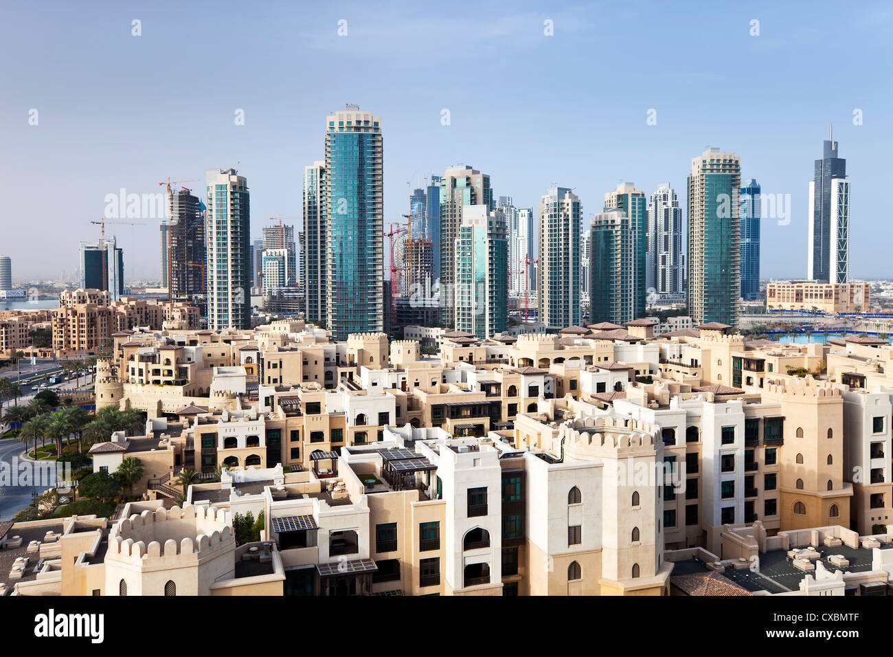 Skyline della città, vista in elevazione al di sopra del centro commerciale di Dubai e Burj Khalifa Park, Dubai, Emirati Arabi Uniti, Medio Oriente Foto Stock