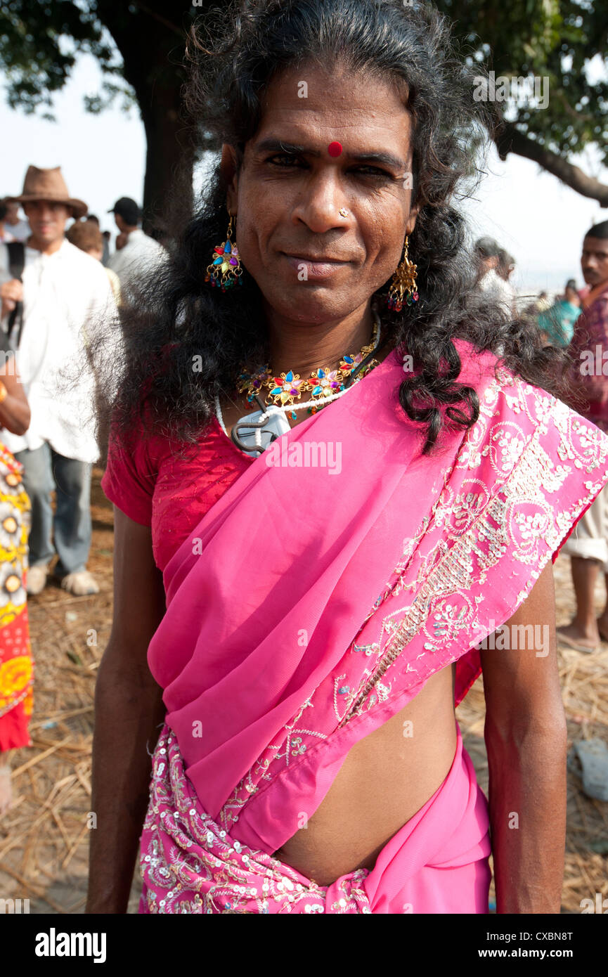 Launda ballerino, un transessuale Bihari uomo vestito da donna alla danza presso il village matrimoni e fiere, Sonepur fiera del bestiame, Bihar Foto Stock