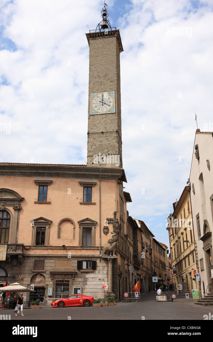 Orologio con numeri romani sul tredicesimo secolo torre in mattoni, il Palazzo del Podestà, Viterbo, Lazio, l'Italia, Europa Foto Stock