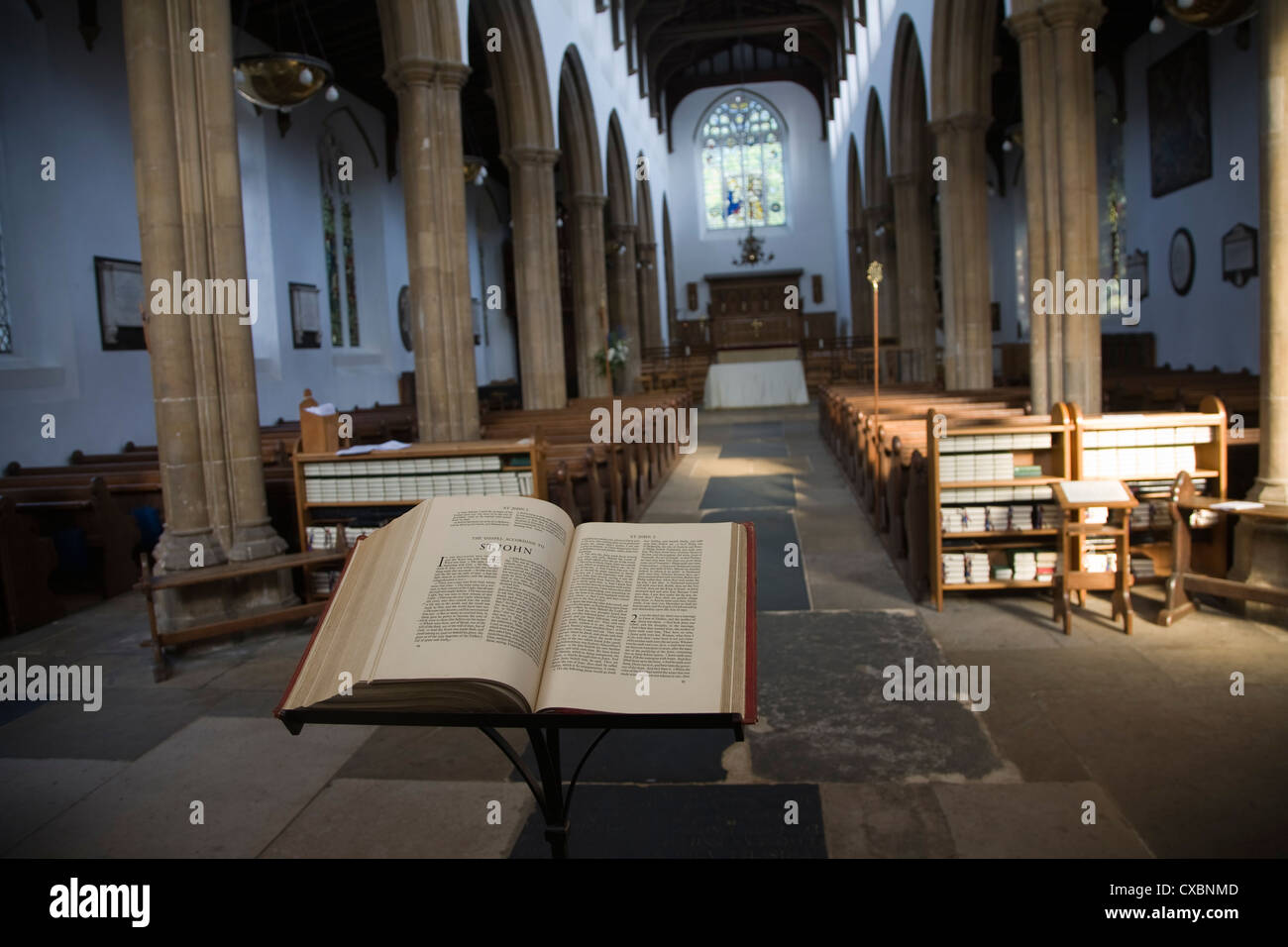 Aprire la bibbia leggio la chiesa di Saint Mary Woodbridge Suffolk in Inghilterra Foto Stock