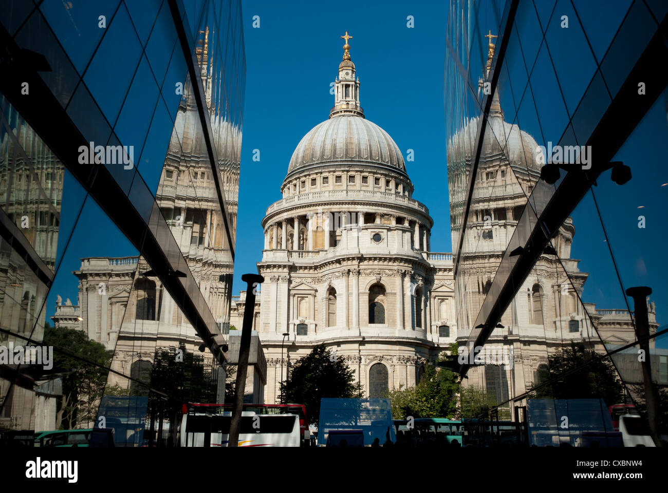 La Cattedrale di St Paul e si riflette in un nuovo edificio di modifica, Cheapside, City of London, England, Regno Unito Foto Stock