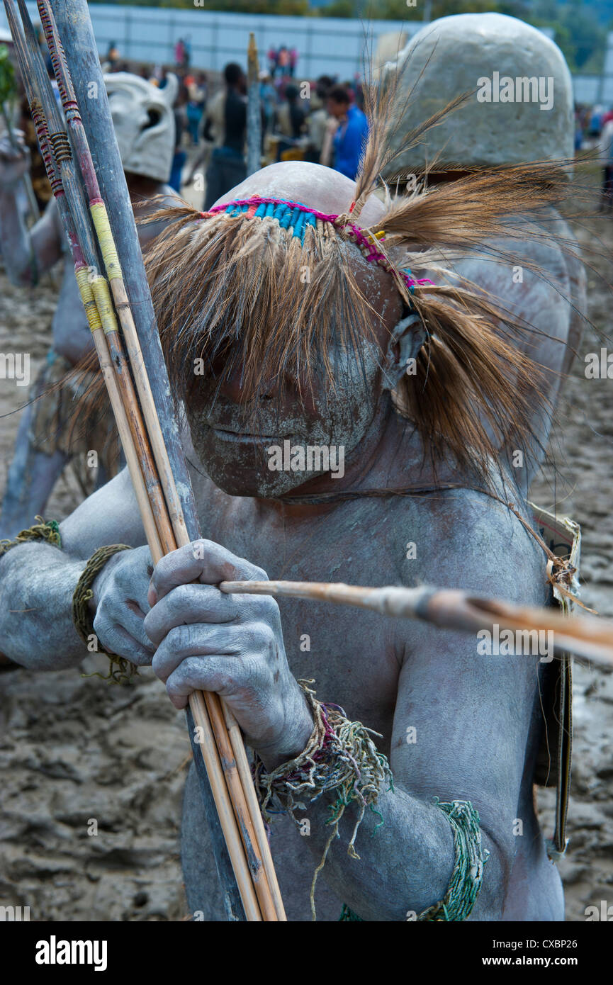 Tribù Mudman celebra il tradizionale cantare cantare nelle Highlands di Papua Nuova Guinea e del Pacifico Foto Stock