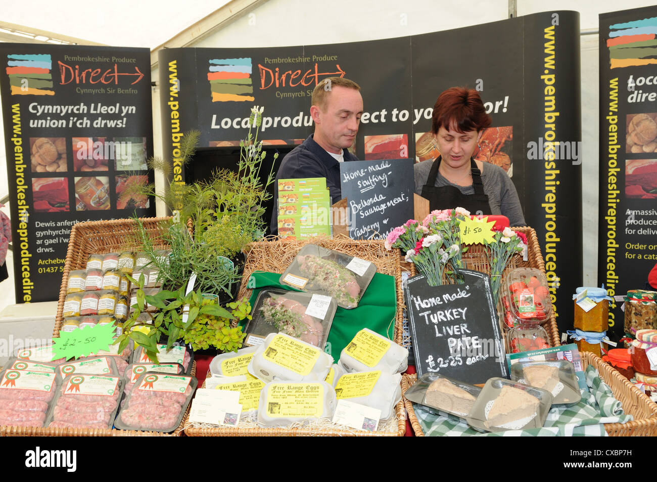 In stallo la promozione locale di Pembrokeshire produrre direttamente a voi porta Narbarth Food Festival Pembrokeshire Wales Cymru Regno Unito Foto Stock