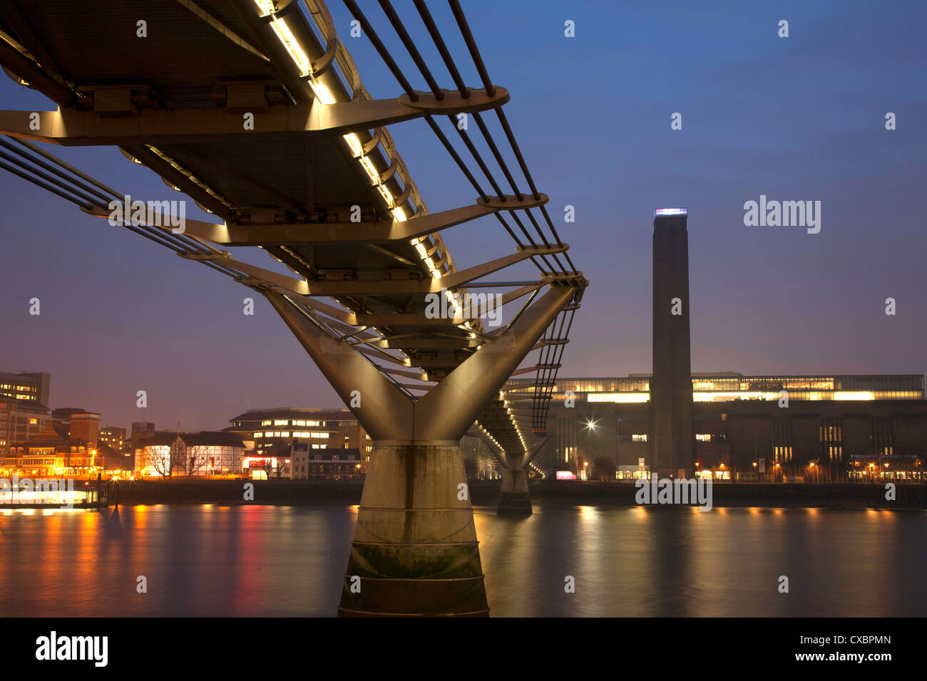 La Tate Modern e il Millennium Bridge, Londra Foto Stock
