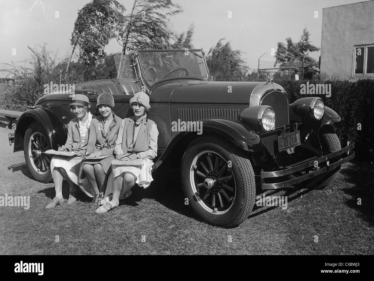 1925 Chrysler 70 con donne alla moda Foto Stock