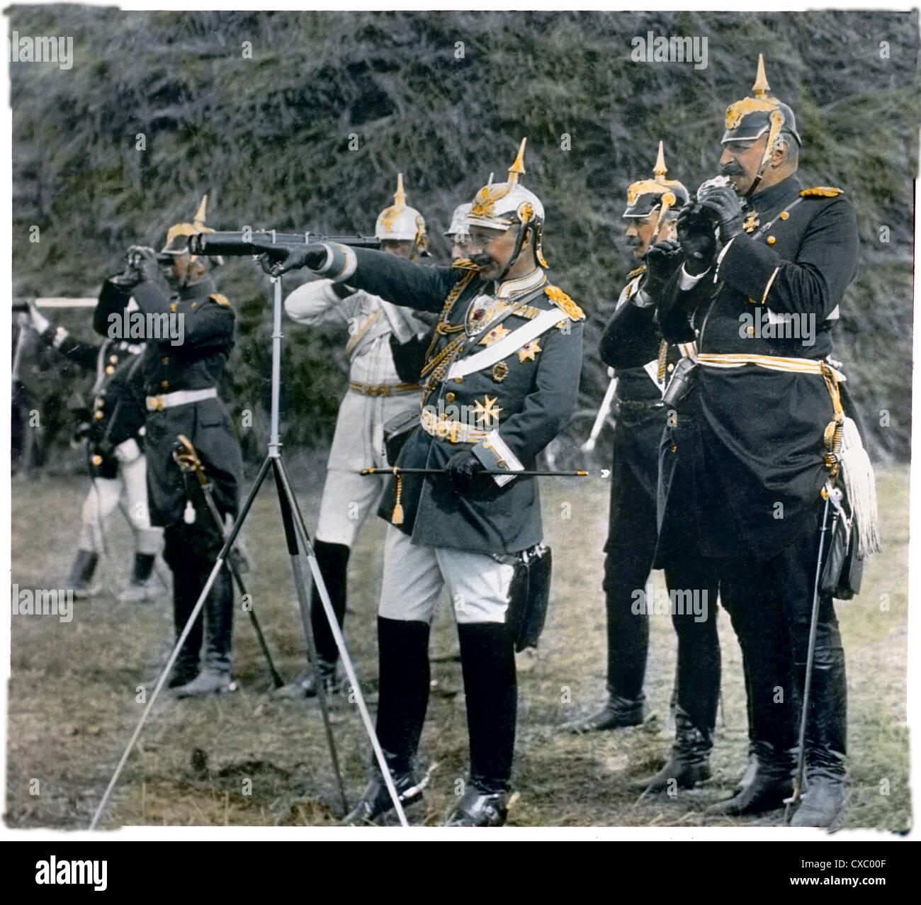 Foto colorata dell'imperatore tedesco Wilhelm II (1859 - 1941) nato Friedrich Wilhelm Viktor Albert, in piedi con ufficiali di stato e puntatori, Berlino, Germania, 1907. (Foto di Burton Holmes) Foto Stock