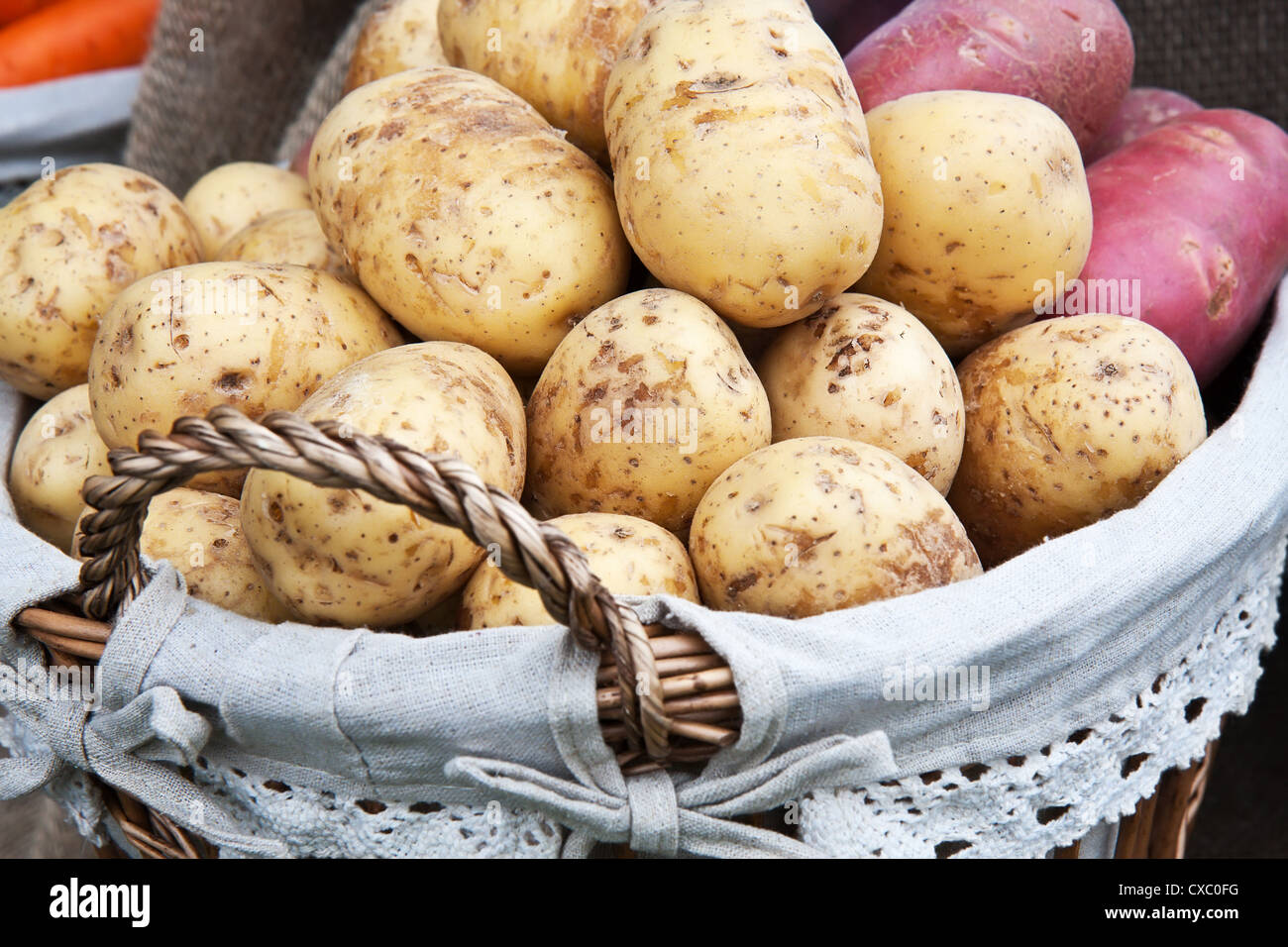 Nuovo e fresco di patate nel cestello Foto Stock