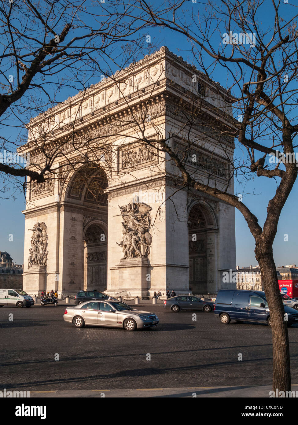 ARC DE TRIOMPHE,PLACE DE L etoile,PARIGI FRANCIA CON macchine parcheggiate Foto Stock