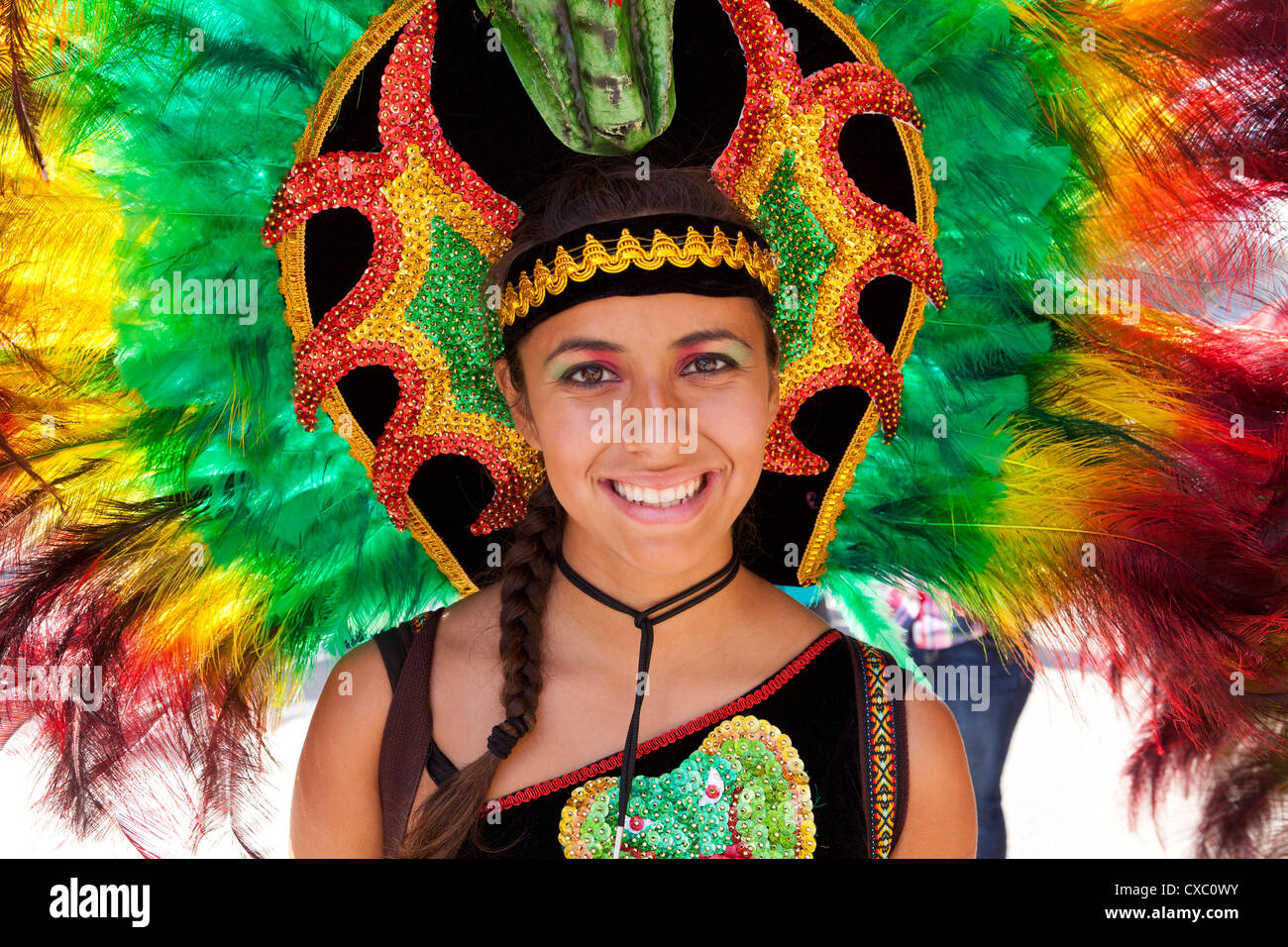 Boliviano folk tradizionale ballerino con copricapo di piume in Latino festival - Washington DC, Stati Uniti d'America Foto Stock