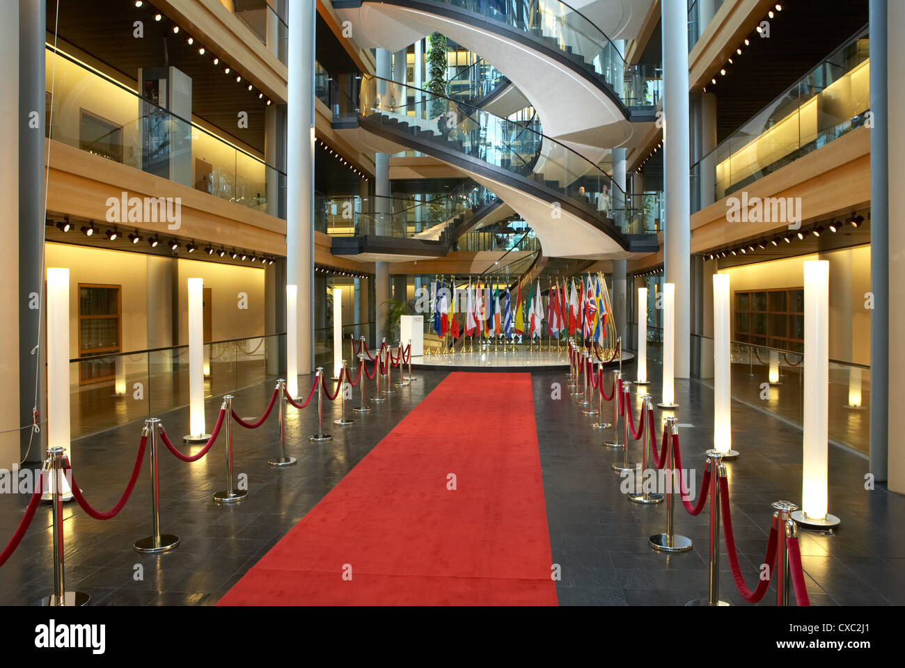 Strasburgo, un foyer con tappeto rosso del Parlamento europeo e bandiere Foto Stock